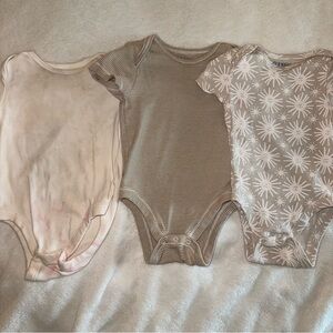 Old Navy 3-Pack Baby Bodysuits – 12–18M (Neutral Prints)